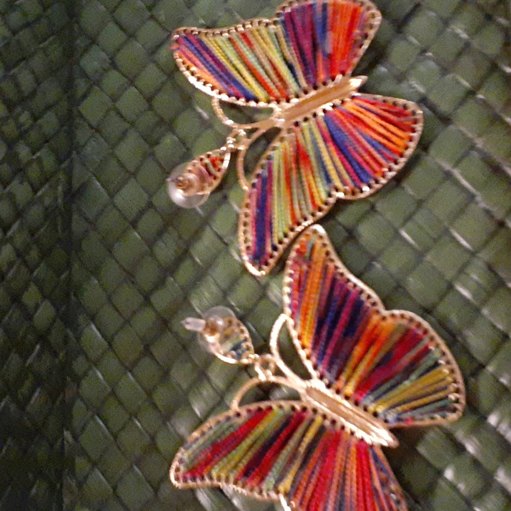 Gorgeous  butterfly pierced earrings! - Picture 2 of 3